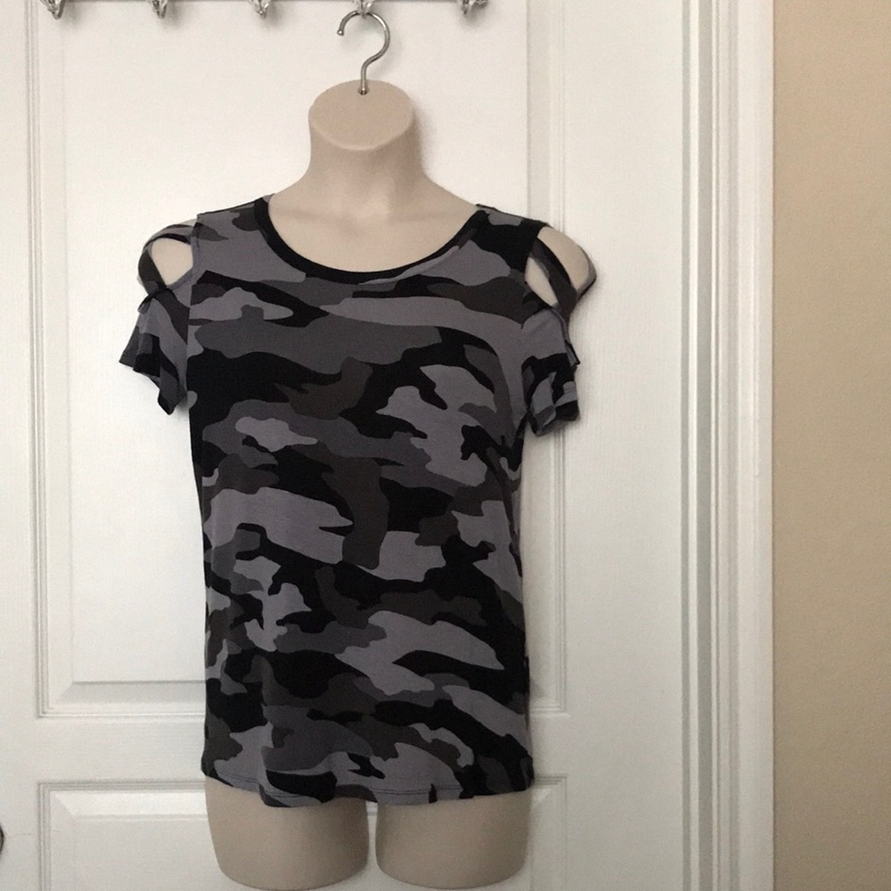 Women’s Rock & Republic black & grey Camo short sleeve shirt
